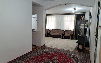 مسیر منتهی به اقامتگاه به فاصله 700 متر اسفالت است.
اقامتگاه امکان سفارش غذای محلی را دارد.
رختخواب برای نفرات اضافه به عهده ی میهمان است.