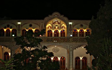 اقامتگاه خادمی در بافت تاریخی کاشان و در محل تاریخی تقی خان واقع شده است.
