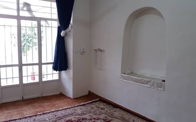 اقامتگاه سنتی سه خوابه زاینده رود 1، علی رستمی