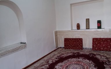 ویلای سنتی ۲ کیلومتری منطقه گردشگری پل زمانخان اول روستای ایلبگی ۱۵۰ متری رودخانه زاینده رود با دسترسی عالی و در مکان امن ودنج خوش جا واقع شده است