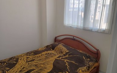 آپارتمان در شهر تهران (خیابان پیروزی) واقع شده است. اقامتگاه در محیطی آرام آپارتمانی و بومی واقع است.