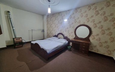 اقامتگاه در اصفهان واقع شده است.