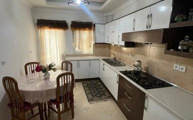 ویلا در شهر متل قو (سی سرا ) واقع شده است.
اقامتگاه در محیطی آرام شهرکی و غیر بومی واقع است.
اقامتگاه دارای نگهبان می باشد.