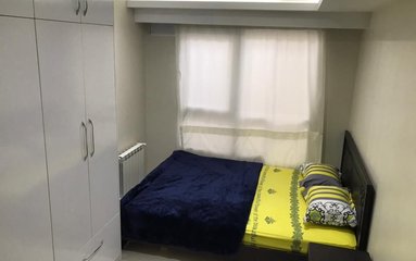 آپارتمان در شهر تهران (میدان حر) واقع شده است. اقامتگاه در محیطی آرام، آپارتمانی و غیر بومی واقع است.
اقامتگاه دارای دوربین مداربسته در مشاعات (محوطه، ورودی وآسانسور) و دارای نگهبان 24 ساعته می باشد.
بافت محله آپارتمان شهری و مسیر دسترسی به اقامتگاه آسفالت می باشد.
وضعیت آنتن دهی همراه اول، ایرانسل و رایتل عالی می باشد.
فاصله با سوپرمارکت، نانوایی، مرکز خرید صبا مال، مترو میدان حر، مترو امام علی، ایستگاه اتوبوس و ... 2 الی 3 دقیقه پیاده، با بازار 10 دقیقه و با بیمارستان امام خمینی 14 دقیقه است.
اقامتگاه قبل از ورود میهمان بطور کامل نظافت خواهد شد.