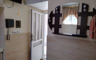 این واحد در طبقه سوم قرار دارد. سرویس بهداشتی و حمام این واحد بیرون از اتاق قرار دارد.
این مسافرخانه در فضایی 300 متری در مشهد واقع شده است. اقامتگاه فاقد پارکینگ می باشد.
اقامتگاه فاقد آسانسور می باشد.
سرویس خواب این اقامتگاه تخت می باشد و در صورت درخواست رخت خواب سنتی ارائه می شود.
حیاط اقامتگاه به صورت مشترک برای تمام واحد ها وجود دارد.
بافت محله شهری و مسیر دسترسی به اقامتگاه آسفالت می باشد.
وضعیت آنتن دهی ایرانسل، رایتل و همراه اول متوسط می باشد.
اقامتگاه دارای دوربین مدار بسته در درب اقامتگاه، ورودی، راهروها و حیاط بابت امنیت مهمانان عزیز می باشد.
اقامتگاه دارای نگهبان می باشد.
اقامتگاه قبل از ورود مهمان به طور کامل نظافت خواهد شد.