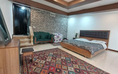 ویلا در شهر ملارد (خروجی قشلاق) واقع شده است.
دسترسی به (خروجی قشلاق) از ویلا دشت امکان پذیر است.
اقامتگاه در محیطی آرام ویلایی و بومی واقع است.
بافت محله ویلا روستایی و مسیر دسترسی به اقامتگاه آسفالت می باشد.