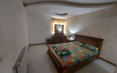 اقامتگاه در شهر بابلسر می باشد.
اقامتگاه در محیطی آرام ویلایی و بومی واقع است.
اقامتگاه دارای 3 اتاق مستر می باشد.