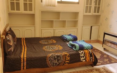 اقامتگاه در شهر اصفهان واقع شده است.
از پذیرش افراد بومی معذوریم.
اقامتگاه در محیطی آرام آپارتمانی و بومی واقع است.
اقامتگاه دارای دوربین مداربسته در ورودی می باشد.
بافت محله شهری و دسترسی به اقامتگاه آسفالت می باشد.