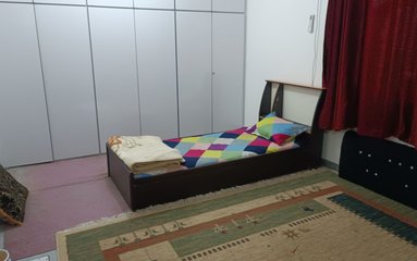 ویلا در شهر بوشهر واقع شده است.
اقامتگاه در محیطی آرام ویلایی و بومی واقع است.
اقامتگاه دارای دوربین مداربسته در ورودی و محوطه می باشد.
ویلا دربست است.
