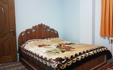 آپارتمان در شهر قائم شهر (میدان امام ) واقع شده است. اقامتگاه در محیطی آرام آپارتمانی و بومی واقع است.
اقامتگاه دارای دوربین مداربسته در ورودی و پارکینگ می باشد