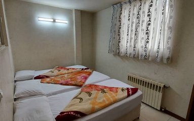 هتل آپارتمان جعفری با بهترین امکانات رفاهی فاصله تا حرم کمتر از 5 دقیقه ، بازار رضا 2 دقیقه ، بازار 17 شهریور 10 دقیقه ، نانوایی سوپرمارکت 1 دقیقه ، مترو 15 دقیقه و بی آرتی 5 دقیقه اقامت دلچسبی رابه شما ارائه می دهد.
سرویس روزانه اتاق به درخواست مسافران عزیز انجام می شود.
نظافت قبل از ورود مسافر به صورت کامل انجام می پذیرد.
کودکان از سن 2 سال شامل هزینه نفر اضافه می باشند .