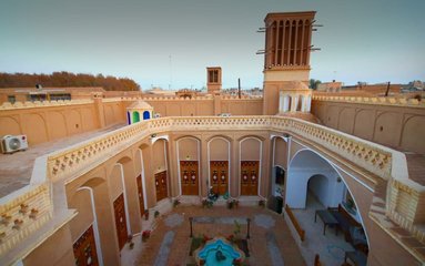 مجموعه سنتی گیتی یزد در سال 1399 با هدف خدمت رسانی به گردشگران عزیز به بهره برداری رسید این مجموعه متعلق به دوران قاجاریه و پهلوی است که در فهرست آثار ملی ایران به ثبت رسیده است مجموعه گیتی دارای دو حیاط اندرونی و بیرونی و مجموعا 11 باب اتاق است
