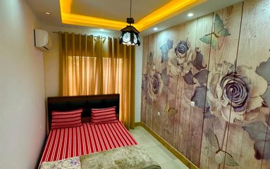 قابل توجه افراد دارای سالمندان، کودکان و افراد دارای معلولیت، این واحد در بخش ورودی تعدادی پله دارد.
به جمع های مجردی تماما اقا اجاره داده نمی شود.
ورود کودک پایین ۵ سال فقط یک نفر رایگان می باشد.
استفاده ازاستخربا لباس شخصی امکانپذیر نیست.