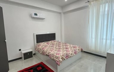 ویلا در شهر چابکسر واقع شده است. اقامتگاه در محیطی آرام ویلایی و غیر بومی واقع است.
اقامتگاه دارای دوربین مداربسته در ورودی و محوطه می باشد.
وضعیت آنتن دهی همراه اول، ایرانسل و رایتل عالی می باشد.