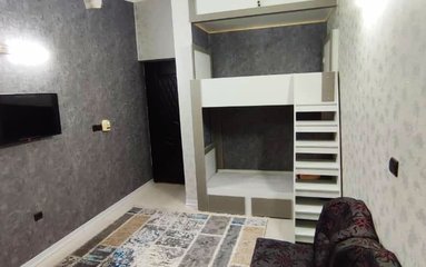 درب این واحد شیشهای و رو به دریا میباشد.
سرویس بهداشتی این این اقامتگاه با 10 پله به سمت پایین بیرون از واحد قرار دارد.
سیستم سرمایشی این اقامتگاه تا تابستان با مسئولیت میزبان کولر گازی اسپیلت و پنکه سقفی است.