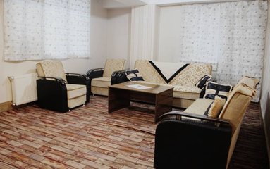 آپارتمان در شهر تبریز واقع شده است.
اقامتگاه در محیطی آرام آپارتمانی و بومی واقع است.
اقامتگاه دارای دوربین مداربسته در درب ورودی و دارای نگهبان می باشد.
آپارتمان غیردربست است.
حیاط اقامتگاه مشترک است.
اقامتگاه فاقد پارکینگ است.
قابل توجه مهمانان همراه با سالمند، کودک و افراد دارای معلولیت، این آپارتمان مجهز به آسانسور است.
بافت محله آپارتمان شهری و دسترسی به اقامتگاه آسفالت می باشد.
وضعیت آنتن دهی همراه اول، ایرانسل و رایتل عالی می باشد.
فاصله با سوپرمارکت، نانوایی 500متر می باشد
اقامتگاه قبل از ورود مهمان بطور کامل نظافت خواهد شد.
از آوردن حیوانات خانگی داخل اقامتگاه جلوگیری شود.
برگزاری مراسم در کافه مجاز می باشد.
