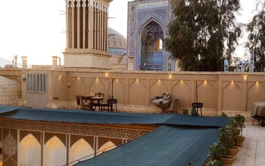 این بومگردی در فضایی 250 متری در یزد واقع شده است.
تجهیزات و ملزومات اولیه در آشپزخانه بومگردی موجود است.
بافت محله تاریخی و مسیر دسترسی به اقامتگاه آسفالت می باشد.
وضعیت آنتن دهی ایرانسل، رایتل و همراه اول ضعیف می باشد.
اقامتگاه فاقد پارکینگ است.
اقامتگاه دارای دوربین مدار بسته در درب اقامتگاه، ورودی و حیاط بابت امنیت میهمانان عزیز می باشد.
اقامتگاه دارای نگهبان می باشد.
اقامتگاه قبل از ورود میهمان بطور کامل نظافت خواهد شد.