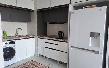 ویلا در شهر کیش واقع شده است.
اقامتگاه در محیطی آرام آپارتمانی و غیر بومی واقع است.
اقامتگاه دارای دوربین مداربسته در راهرو ، ورودی واحد و پارکینگ و دارای نگهبان می باشد.