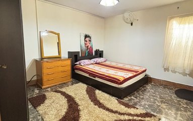 ویلا در شهر چهارباغ (سهیلیه ) واقع شده است.
اقامتگاه در محیطی آرام ویلایی و غیر بومی واقع است.
ویلا دربست است.
بافت محله ویلا روستایی و مسیر دسترسی به اقامتگاه آسفالت می باشد.
وضعیت آنتن دهی همراه اول، ایرانسل و رایتل عالی می باشد.