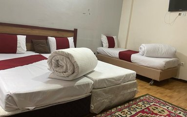 این مجموعه اقامتگاهی در شهر مشهد (خیابان امام رضا) واقع شده است.
دسترسی به (خیابان امام رضا) از امام رضا 13 امکان پذیر است.
اقامتگاه در محیطی آرام و بومی واقع است.
بافت محله شهری و مسیر دسترسی به اقامتگاه آسفالت می باشد.
این مجتمع اقامتگاهی در فضایی 250 متری در مشهد واقع شده است.