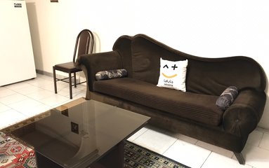 اقامتگاه در محیطی آرام، آپارتمانی و بومی واقع است.
بافت محله آپارتمان شهری و دسترسی به اقامتگاه آسفالت می باشد.
اقامتگاه دارای دوربین مداربسته در راه پله و مشاعات و دارای نگهبان می باشد.
واحد به صورت دربست است.
وضعیت آنتن دهی همراه اول، ایرانسل و رایتل عالی می باشد.