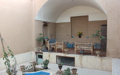 ویلا در شهر یزد (نزدیک بافت تاریخی) واقع شده است. اقامتگاه در محیطی آرام، ویلایی و بومی واقع است.
کودکان 3 سال به بالا جزو نفرات حساب می شوند.
اقامتگاه دارای دوربین مداربسته در ورودی و حیاط می باشد.
ویلا دربست است.