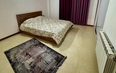 ویلا در شهر سرخرود واقع شده است.
اقامتگاه در محیطی آرام ویلایی و غیر بومی واقع است.
اقامتگاه دارای دوربین مداربسته در درب حیاط می باشد.
ویلا دربست است.