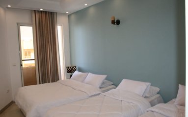 این مجتمع اقامتگاهی در فضایی 400 متری (دو طبقه و هر طبقه دارای 18 پله) در کیش واقع شده است. تجهیزات و ملزومات اولیه آشپزخانه در هر واحد این مجتمع اقامتگاهی موجود است. اقامتگاه فاقد پارکینگ می باشد. مجمتع دارای خدمات 24 ساعته است.
سرویس خواب این اقامتگاه رخت خواب سنتی و تخت می باشد.
مجتمع اقامتگاهی دارای وای فای(با هزینه اضافه) برای مهمانان می باشد.
بافت محله شهری و مسیر دسترسی به اقامتگاه آسفالت می باشد.
وضعیت آنتن دهی همراه اول، ایرانسل و رایتل متوسط می باشد.
مجتمع اقامتگاهی دارای پک بهداشتی دستمال رولی، دستمال کاغذی، شامپو، دمپایی یک بار مصرف، حوله، مسواک و خمیردندان می باشد.