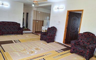 آپارتمان در شهر شیرگاه (روستای رئیسکلا) واقع شده است. اقامتگاه در محیطی آرام، آپارتمانی و بومی واقع است.
کودکان 5 سال به بالا جزو نفرات حساب می شوند.
امکان پذیرش گروه های مجردی خانم امکان پذیر است.
میزبان در طبقه بالا ساکن است.