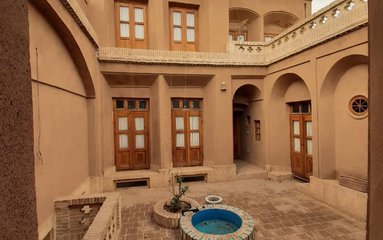 بومگردی کیجا با قدمتی 130 ساله در فضایی 160 متری در یزد واقع شده است.
کودکان 7 سال به بالا جزو نفرات حساب می شوند.
بومگردی دارای وای فای رایگان برای میهمانان عزیز می باشد.
صبحانه رایگان برای میهمان سرو خواهد شد.
اقامتگاه دارای دوربین مدار بسته در ورودی، پشت بام و حیاط بابت امنیت میهمانان عزیز می باشد. اقامتگاه دارای نگهبان می باشد.