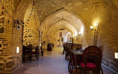 این کاروانسرا در فضایی 6000 متری در روستای امین آباد (40 کیلومتری شهرضا) واقع شده است.
صبحانه هتل رایگان برای مهمان سرو خواهد شد.
بافت محله روستایی و مسیر دسترسی به اقامتگاه آسفالت می باشد.
وضعیت آنتن دهی ایرانسل، رایتل و همراه اول عالی می باشد.
اقامتگاه دارای دوربین مداربسته در قسمت مشاعات بابت امنیت مهمانان عزیز می باشد.
اقامتگاه دارای نگهبان می باشد.
فاصله با سوپرمارکت 100 متر، با نانوایی 2 کیلومتر، با ایزدخواست 20 کیلومتر، با مرکز بهداشت محلی (فقط روز ها باز است.) 500 متر، با پمپ بنزین 500 متر، با هونجان 20 کیلومتر و با کویر نمکی خارا 80 کیلومتر است.