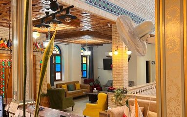 پارکینگ دارای ظرفیت محدود می باشد.
این اقامتگاه دسترسی نزدیک به پارکینگ عمومی دارد.
پنجره این واحد رو به فضای داخل می باشد.