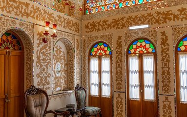 هتل سنتی گل آرا اصفهان یک اقامتگاه سنتی و تازهتاسیس است که در بافت تاریخی اصفهان واقع شده و آرامش عجیبی را به میهمانان انتقال میدهد.
این اقامتگاه سنتی در فضایی 420 متری در گلبهار واقع شده است. کنار اقامتگاه محوطه برای پارک کردن 15 ماشین در اختیار میهمانان عزیز قرار داده شده است.
اقامتگاه دارای دوربین مداربسته در پارکینگ، ورودی، حیاط ،سالن غذاخوری می باشد.
اقامتگاه سنتی دارای وای فای رایگان برای مهمانان عزیز می باشد.
صبحانه رایگان برای مهمان سرو خواهد شد.
بافت محله شهری و مسیر دسترسی به اقامتگاه آسفالت می باشد.
وضعیت آنتن دهی ایرانسل، رایتل و همراه اول عالی می باشد.
اقامتگاه قبل از ورود مهمان بطور کامل نظافت خواهد شد.
فاصله تا میدان نقش جهان 7 دقیقه پیاده ، تا سی و سه پل و پل خواجو 15 دقیقه با ماشین، تا سوپر مارکت، نانوایی و امکانات رفاهی 5دقیقه پیاده می باشد.