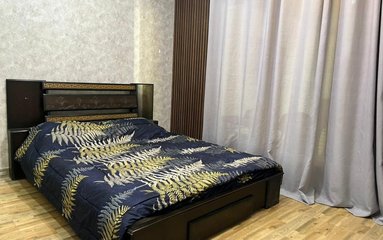 ویلا در شهر چهارباغ واقع شده است.
اقامتگاه در محیطی آرام روستایی و غیر بومی واقع است.
بافت محله ویلا روستایی و مسیر دسترسی به اقامتگاه آسفالت می باشد.