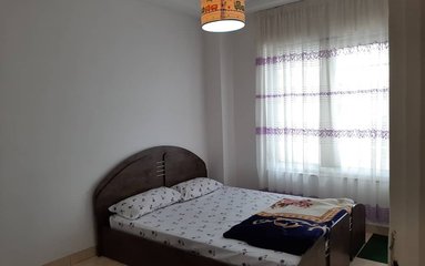 آپارتمان ویلایی در شهر رامسر بلوار معلم واقع شده است. اقامتگاه در محیطی آرام، ویلایی و غیر بومی واقع است.
ویلا دربست است فقط حیاط اشتراکی دارد. اقامتگاه برای پارک 1 خودرو پارکینگ سرپوشیده دارد. قابل توجه مهمانان همراه با سالمند، کودک و افراد دارای معلولیت، این اقامتگاه در طبقه 1 و دارای 10 پله می باشد.
بافت محله ی ویلا ساحلی و دسترسی به اقامتگاه آسفالت می باشد فقط 5متر منتهی به واحد خاکی می باشد.
وضعیت آنتن دهی همراه اول عالی ایرانسل عالی و رایتل عالی می باشد.
هر کودک نفر اضافه محسوب میشود.
فاصله تا دریا 800 متر و تا جنگل 1 کیلومتر می باشد. همچنین فاصله تا سوپر مارکت و نانوایی 2دقیقه است.
اقامتگاه قبل از ورود مهمان بطور کامل نظافت خواهد شد. لوازم بهداشتي شامل مايع دستشويي، مايع ظرفشويي در اختيار مهمانان عزيز قرار مي گيرد و همچنين لوازم پخت و پز از قبيل سيخ، قابلمه، ماهيتابه، بشقاب، قاشق، چنگال و ليوان در واحد موجود است.