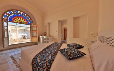 این اقامتگاه سنتی در فضایی 950 متری در غیاث الدین واقع شده است.
بافت محله تاریخی و مسیر دسترسی به اقامتگاه آسفالت می باشد.
وضعیت آنتن دهی ایرانسل، رایتل و همراه اول عالی می باشد.
فاصله تا بازار بزرگ 7 دقیقه پیاده، تا اماکن تاریخی 7 دقیقه با ماشین، تا باغ فین 15 دقیقه با ماشین، تا روستای ابیانه 70 کیلومتر، تا قمصر و نیاسر 30 کیلومتر، تا شهر زیرزمینی 15 دقیقه، تا پمپ بنزین 5 دقیقه و تا سوپرمارکت و نانوایی 8 دقیقه می باشد.
اقامتگاه سنتی دارای پک بهداشتی دستمال رولی، دستمال کاغذی، شامپو، حوله، ملحفه، روکش بالشت، مسواک، خمیردندان می باشد.