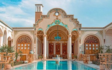 این اقامتگاه سنتی در فضایی 950 متری در غیاث الدین واقع شده است.
بافت محله تاریخی و مسیر دسترسی به اقامتگاه آسفالت می باشد.
وضعیت آنتن دهی ایرانسل، رایتل و همراه اول عالی می باشد.
فاصله تا بازار بزرگ 7 دقیقه پیاده، تا اماکن تاریخی 7 دقیقه با ماشین، تا باغ فین 15 دقیقه با ماشین، تا روستای ابیانه 70 کیلومتر، تا قمصر و نیاسر 30 کیلومتر، تا شهر زیرزمینی 15 دقیقه، تا پمپ بنزین 5 دقیقه و تا سوپرمارکت و نانوایی 8 دقیقه می باشد.
اقامتگاه سنتی دارای پک بهداشتی دستمال رولی، دستمال کاغذی، شامپو، حوله، ملحفه، روکش بالشت، مسواک، خمیردندان می باشد.