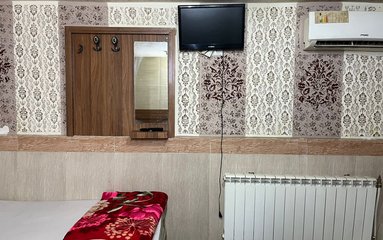 پذیرش فقط به تعداد نفرات ثبت شده در رزرو انجام می شود و در صورت همراه داشتن نفرات بیشتر باید با میزبان هماهنگی و مبلغ نفر اضافه پرداخت شود.
فاصله تا حرم به صورت پیاده 5 دقیقه است.
