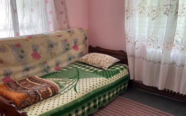 اقامتگاه به دلیل موقعیت جغرافیایی، سیستم سرمایشی ندارد.
فاصله اقامتگاه تا سوپرمارکت و نانوایی 5 دقیقه و تا مرکز شهر 5 دقیقه است.
بافت اقامتگاه شهری و مسیر دسترسی به اقامتگاه آسفالت و 300 متر باقی مانده خاکی است.
اقامتگاه قبل از ورود مهمان تمیز می شود.
جای پارک برای 4 ماشین موجود و به صورت سرباز است.
