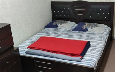 سوئیت در شهر رشت (بلوار لاکان) واقع شده است. اقامتگاه در محیطی آرام آپارتمانی و بومی واقع است.
بافت محله سوئیت شهری و مسیر دسترسی به اقامتگاه آسفالت می باشد.
وضعیت آنتن دهی همراه اول، ایرانسل و رایتل عالی می باشد.