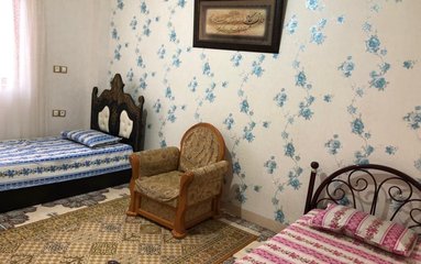 میزبان در طبقه ی پایین ساکن هستند ولی راه ورود جدا است و مرتبط نیستند