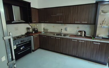 آپارتمان در شهر اصفهان (خیابان هشت بهشت شرقی) واقع شده است.
اقامتگاه در محیطی آرام، آپارتمانی و بومی واقع است.
بافت محله آپارتمان شهری و دسترسی به اقامتگاه آسفالت می باشد.
وضعیت آنتن دهی همراه اول، ایرانسل و رایتل متوسط می باشد.