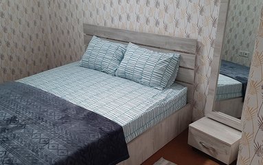 ارائه کارت ملی کافی است. واحد در طبقه سوم و بدون آسانسور می باشد.
آپارتمان در شهر مشهد واقع شده است. اقامتگاه در محیطی آرام، آپارتمانی و غیر بومی واقع است.
اقامتگاه دارای دوربین مداربسته رو به درب ورودی آپارتمان می باشد.