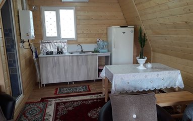 این کلبه جنگلی آرام و دل نشین دارای تراس رو به به جنگل است.
