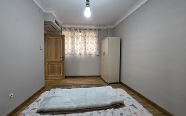 آپارتمان در شهر اصفهان واقع شده است.
اقامتگاه در محیطی آرام آپارتمانی و بومی واقع است.
اقامتگاه دارای دوربین مداربسته در راهرو و کوچه می باشد.