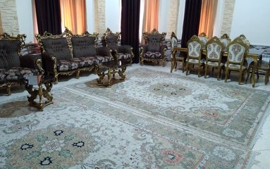 ویلا در شهر زیباکنار (روستای امیربکنده) واقع شده است. اقامتگاه در محیطی آرام شهرکی و غیر بومی واقع است.
اقامتگاه دارای دوربین مداربسته در بیرون از محوطه و دارای نگهبان در شهرک می باشد.
ویلا غیردربست است. حیاط و ورودی اقامتگاه مشترک است.
اقامتگاه برای پارک 3 خودرو پارکینگ روباز دارد.
قابل توجه مهمانان همراه با سالمند، کودک و افراد دارای معلولیت، این اقامتگاه در طبقه 2 و دارای 20 پله می باشد.
بافت محله ویلا ساحلی و مسیر دسترسی به اقامتگاه آسفالت می باشد.
وضعیت آنتن دهی همراه اول، ایرانسل و رایتل عالی می باشد.
اقامتگاه قبل از ورود مهمان بطور کامل نظافت خواهد شد.