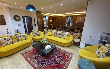 ویلا در شهر اصفهان (زردنجان) واقع شده است. زردنجان در امتداد رودخانه زاینده رود می باشد. اقامتگاه در محیطی آرام، باغی و غیر بومی واقع است.
اقامتگاه برای امنیت بیشتر، دارای دوربین مداربسته در کوچه، حیاط و درب ورودی می باشد. غیرفعال کردن و پوشاندن دوربین ها با هماهنگی بین مهمان و میزبان امکان پذیر می باشد.