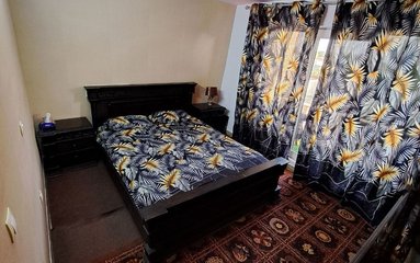 ویلا در شهر چهارباغ واقع شده است.
اقامتگاه در محیطی آرام، ویلایی و غیر بومی واقع است.
ویلا دربست است.
بافت محله ویلا روستایی و مسیر دسترسی به اقامتگاه 20 متر خاکی می باشد.
کودکان 5 سال به بالا جزو نفرات حساب می شوند
وضعیت آنتن دهی همراه اول و ایرانسل عالی می باشد.