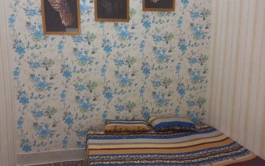 ویلا در شهر (مشهد) واقع شده است. اقامتگاه در محیطی آرام آپارتمانی و بومی واقع است.
بافت محله ویلا شهری و مسیر دسترسی به اقامتگاه آسفالت می باشد.
وضعیت آنتن دهی همراه اول، ایرانسل و رایتل عالی می باشد.
فاصله با سوپرمارکت 100 متر ، با نانوایی 200 متر و با حرم 1500 متر است.