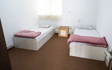 اقامتگاه در شهرک ویلا شهر کیمیا به همراه فضای بازی کودکان واقع شده است.
فقط بخش فضای بازی و آلاچیق مشترک است و بقیه قسمتهای باغ مجزاست.